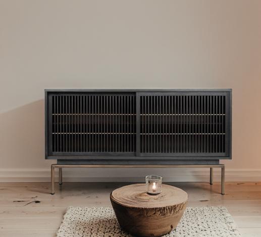 Kommoden und Schränke aus Massivholz, Mindi-Holz und Eisen in einem modernen Interieur, die Stauraum und Design verbinden