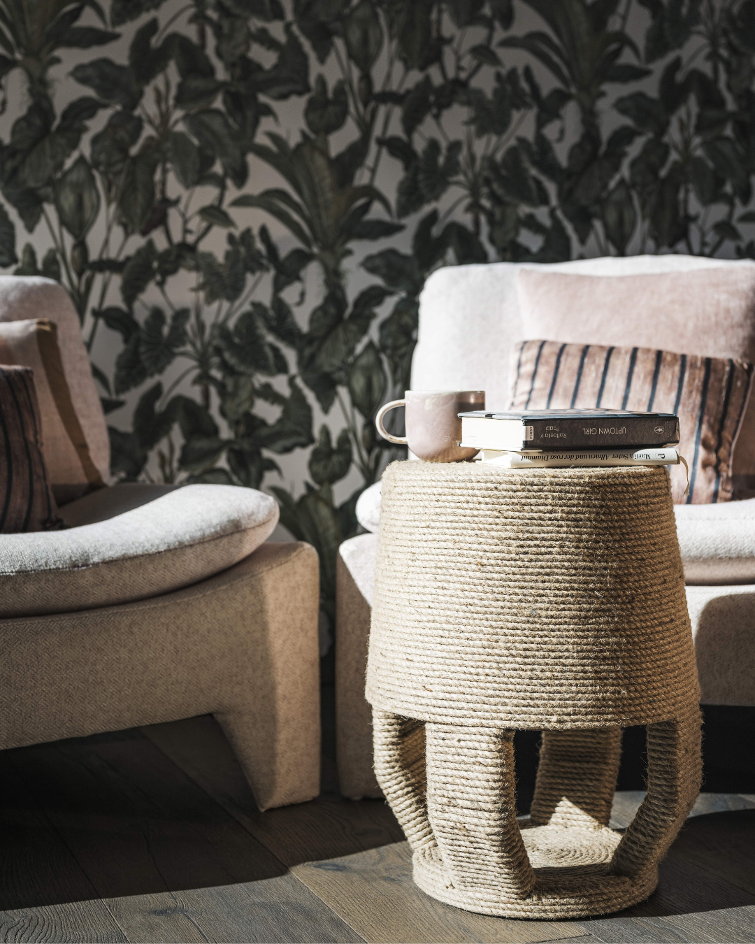 Beistelltisch rund aus Jute in naturfarben mit strukturierter Oberfläche, exklusives Design der Interior Boutique