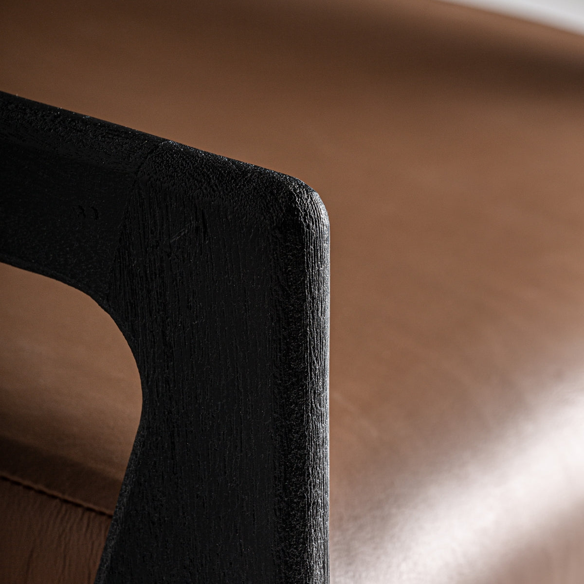 Sessel aus Akazienholz in Schwarz mit braunem Leder, 67x60x70 cm, moderner Lounge Chair für Wohnzimmer oder Leseecke.
