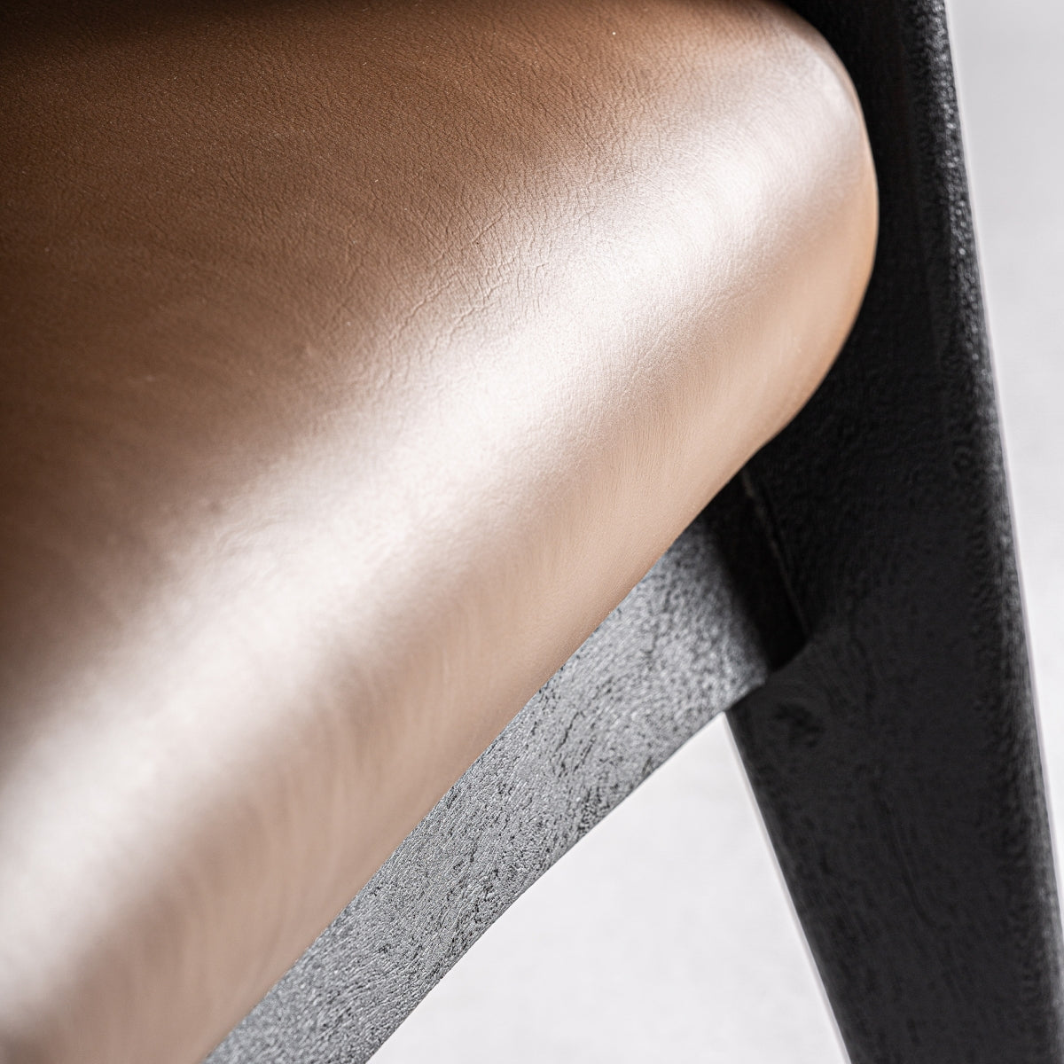 Sessel aus Akazienholz in Schwarz mit braunem Leder, 67x60x70 cm, moderner Lounge Chair für Wohnzimmer oder Leseecke.