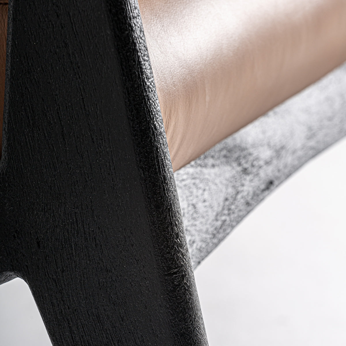Sessel aus Akazienholz in Schwarz mit braunem Leder, 67x60x70 cm, moderner Lounge Chair für Wohnzimmer oder Leseecke.