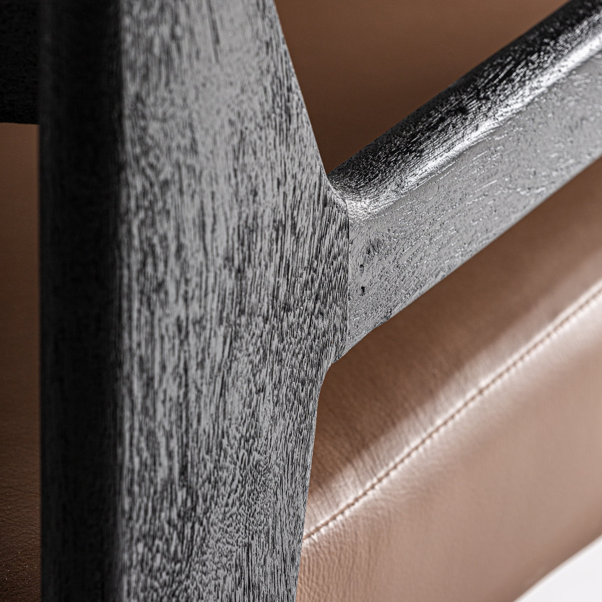 Sessel aus Akazienholz in Schwarz mit braunem Leder, 67x60x70 cm, moderner Lounge Chair für Wohnzimmer oder Leseecke.