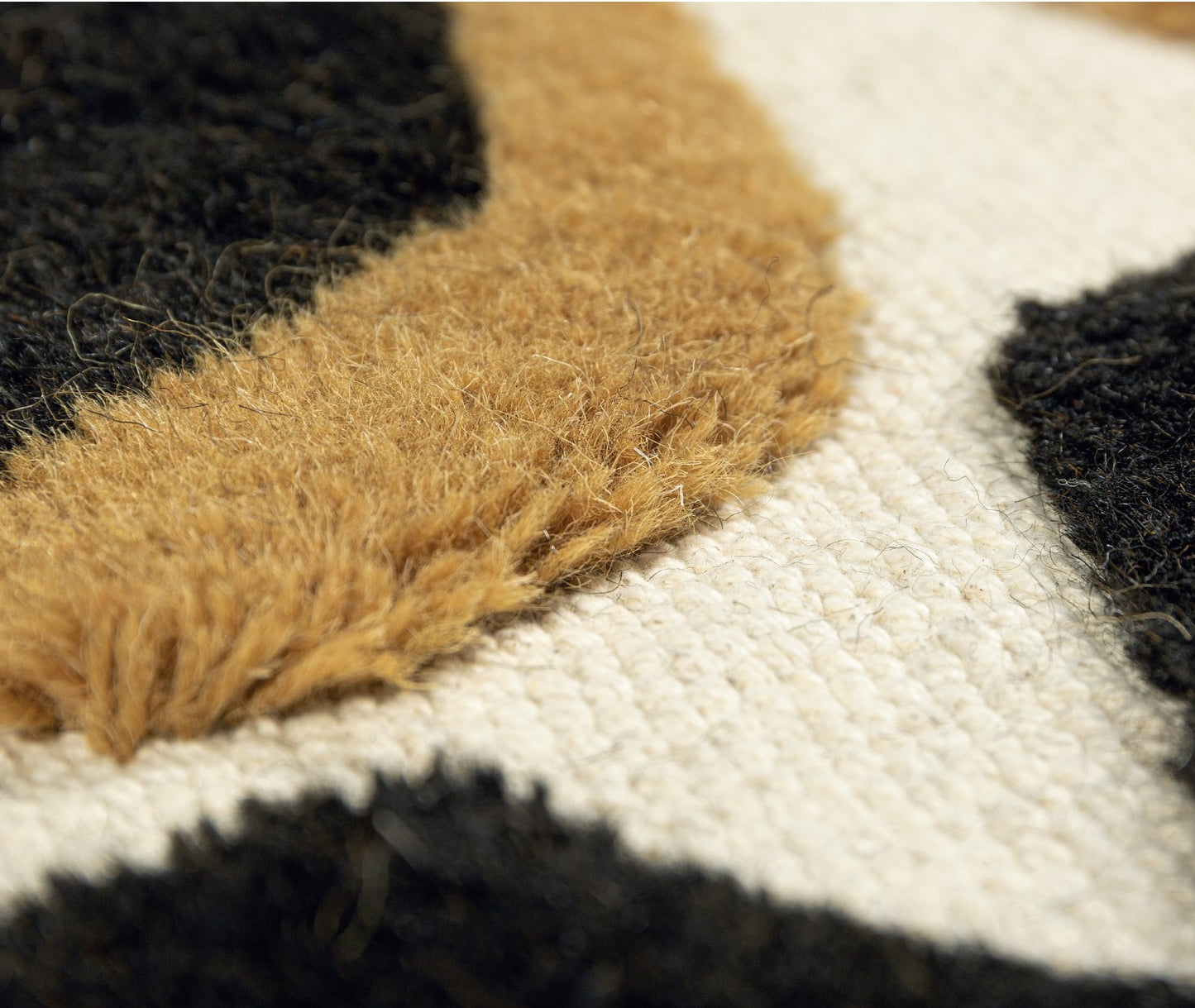 Moderner Teppich aus Baumwoll- und Wollmix mit stilvollem Muster in neutralen Farben, 160x230 cm, ideal für Wohnzimmer oder Schlafzimmer.