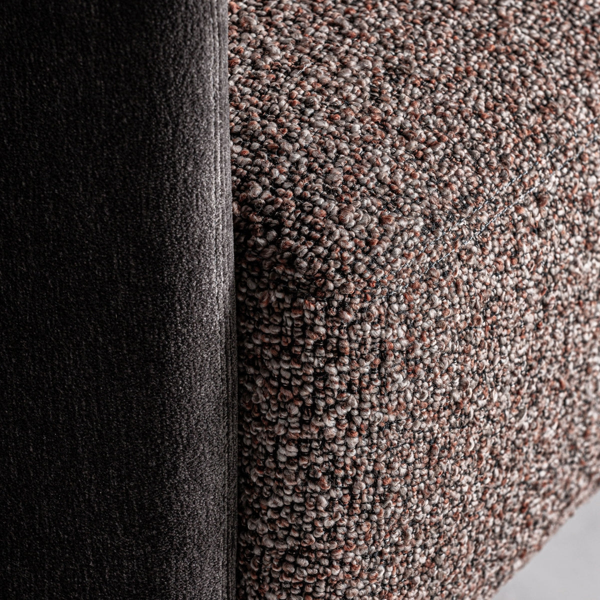 Lounge-Sessel aus Kiefernholz mit marmorierter Polsterung in Braun und schwarzem Buchenholzgestell, 83x81x68 cm, ideal für Wohn- und Schlafzimmer.