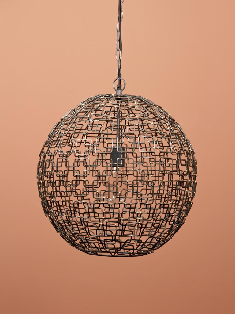 Hängeleuchte Cartia, 44cm Durchmesser, elegant über dem Esstisch im Wohnzimmer positioniert. Die braune Eisenleuchte erzeugt ein angenehmes und einladendes Raumlicht.