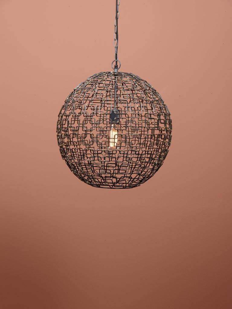 Detailaufnahme der Hängeleuchte Cartia aus braunem Eisen, die die feine Verarbeitung und das lichtdurchlässige Design zeigt, ideal für stimmungsvolle Raumbeleuchtung