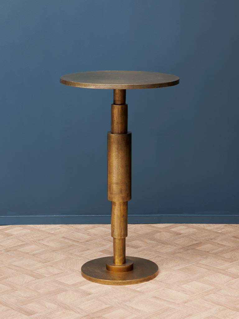 Hochgewachsener Beistelltisch, ideal für Wohnzimmer oder als Akzenttisch. Perfekt, um Höhenunterschiede zu schaffen und stilvolle Dekoration zu präsentieren