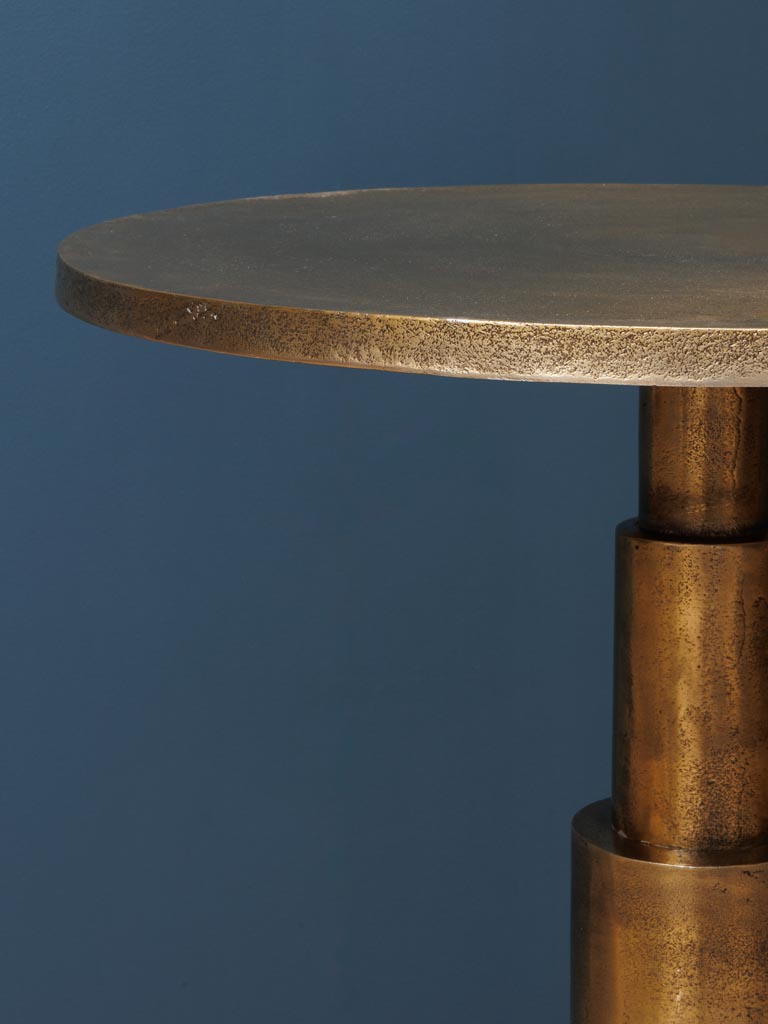 Hochgewachsener Beistelltisch, ideal für Wohnzimmer oder als Akzenttisch. Perfekt, um Höhenunterschiede zu schaffen und stilvolle Dekoration zu präsentieren
