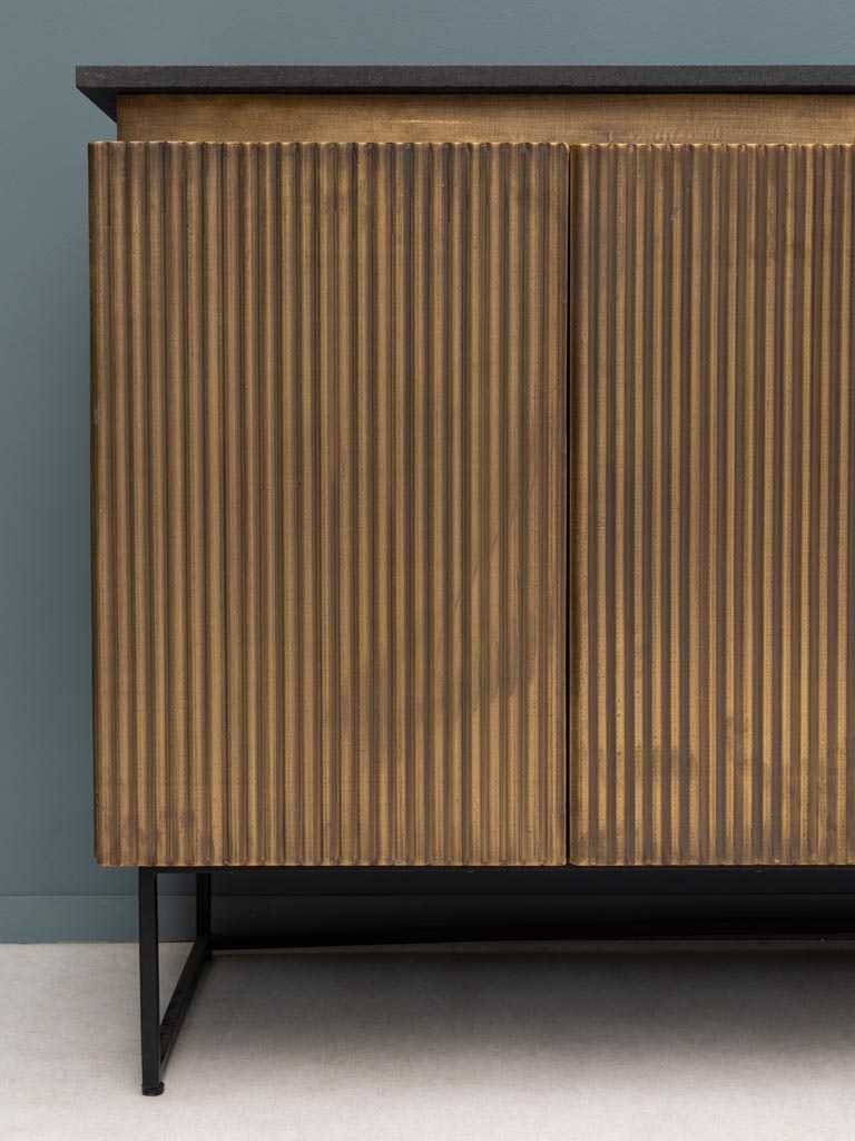 Großes, strukturiertes Sideboard für Eingangsbereich oder Wohnzimmer, ideal als Statement-Piece mit viel Stauraum, vereint Stil und Funktionalität in einer modernen Einrichtung