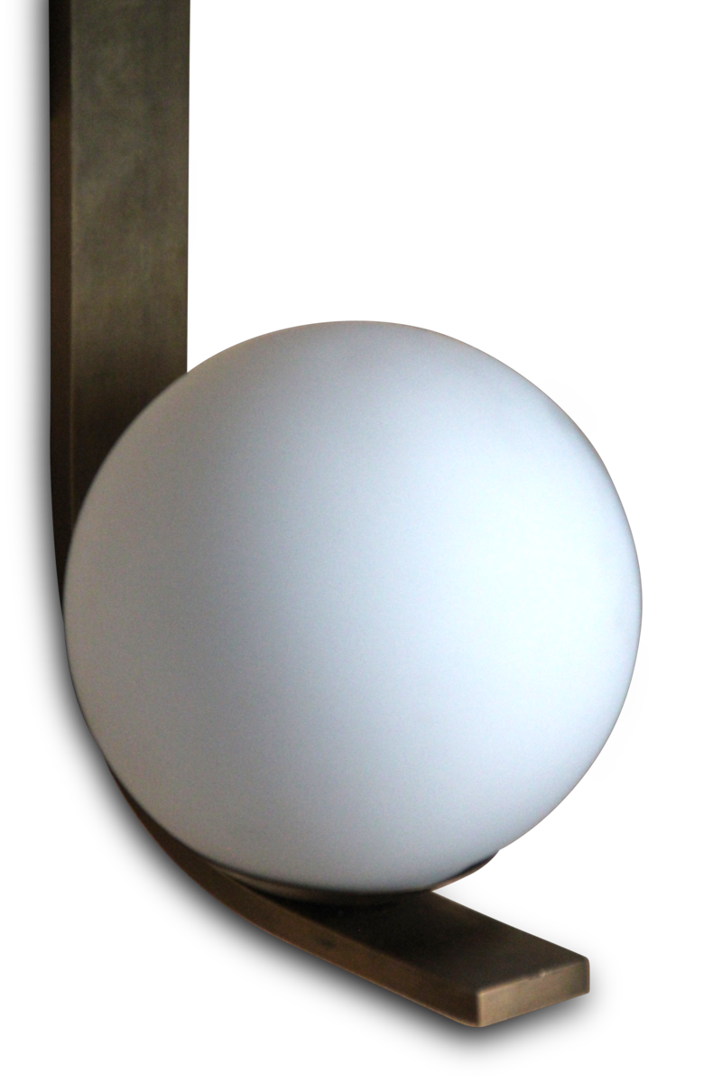 Wandleuchte aus messingfarbenem Metall mit Opalglaskugel, handgefertigt, elegantes Design, 60 cm Länge