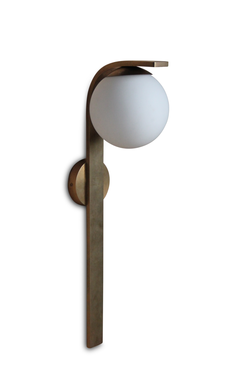 Wandleuchte aus messingfarbenem Metall mit Opalglaskugel, handgefertigt, elegantes Design, 60 cm Länge