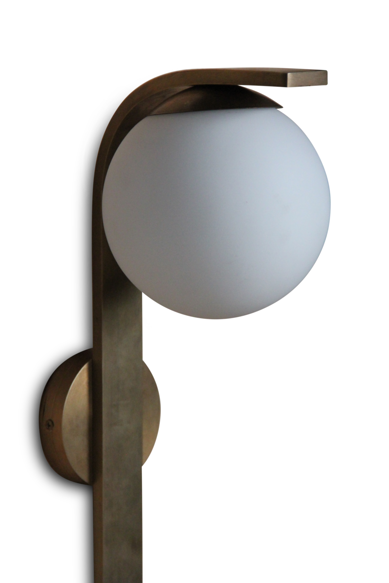 Wandleuchte aus messingfarbenem Metall mit Opalglaskugel, handgefertigt, elegantes Design, 60 cm Länge