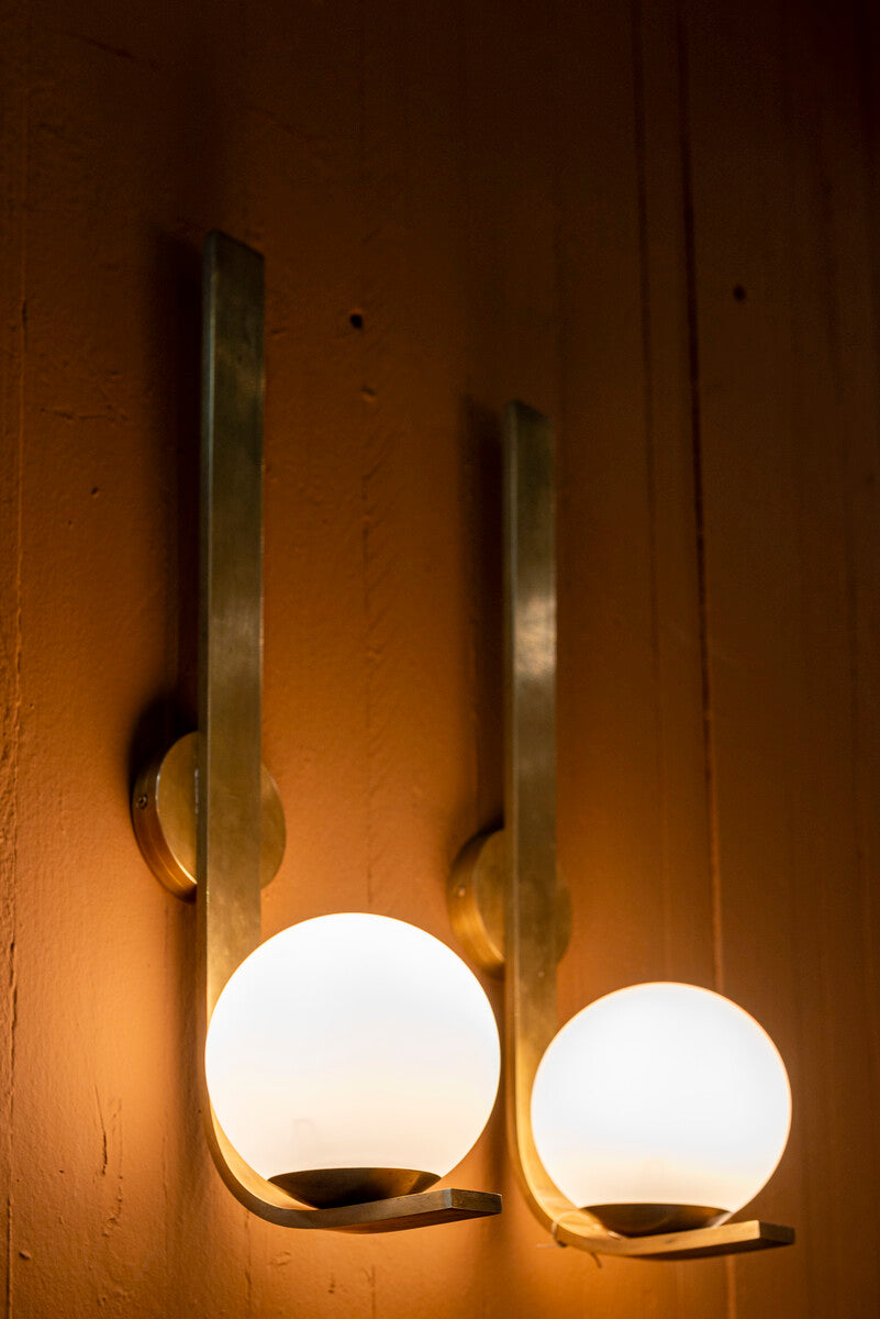 Wandleuchte aus messingfarbenem Metall mit Opalglaskugel, handgefertigt, elegantes Design, 60 cm Länge