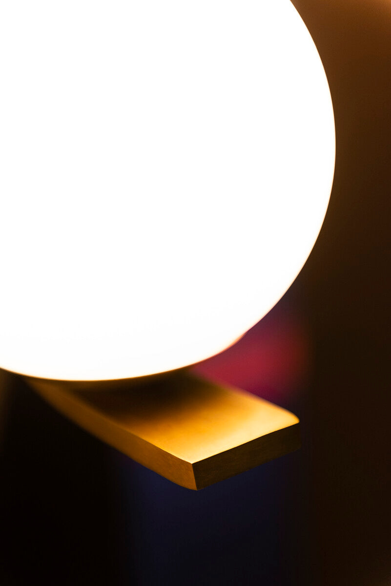 Wandleuchte aus messingfarbenem Metall mit Opalglaskugel, handgefertigt, elegantes Design, 60 cm Länge