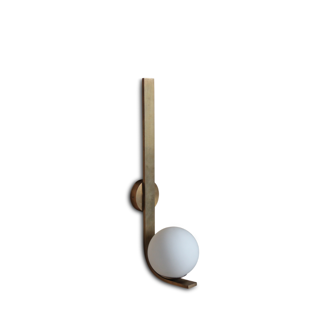 Wandleuchte aus messingfarbenem Metall mit Opalglaskugel, handgefertigt, elegantes Design, 60 cm Länge
