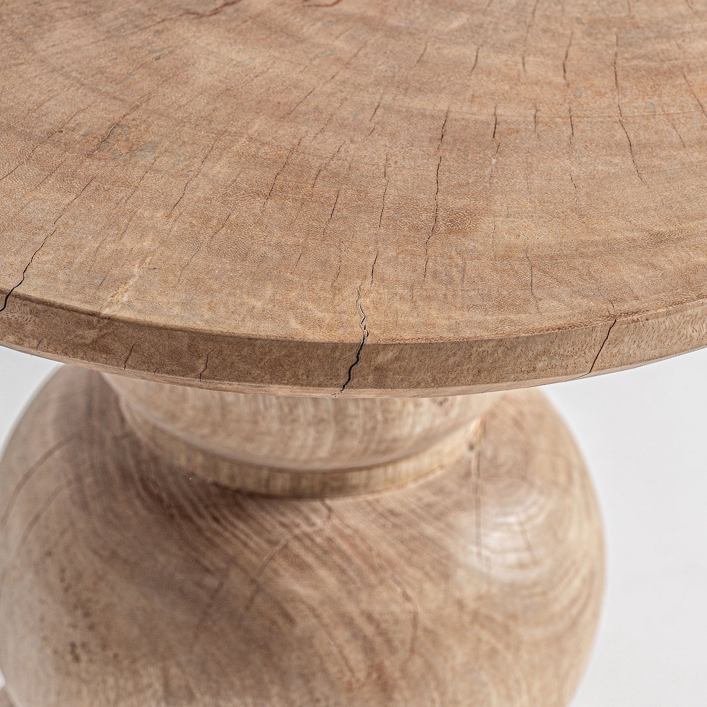 Beistelltisch aus braunem Mangoholz im Ethno-Stil, ca. 26x26x40 cm, handgefertigt mit natürlichen Unvollkommenheiten, ideal für Wohn- und Außenbereiche.