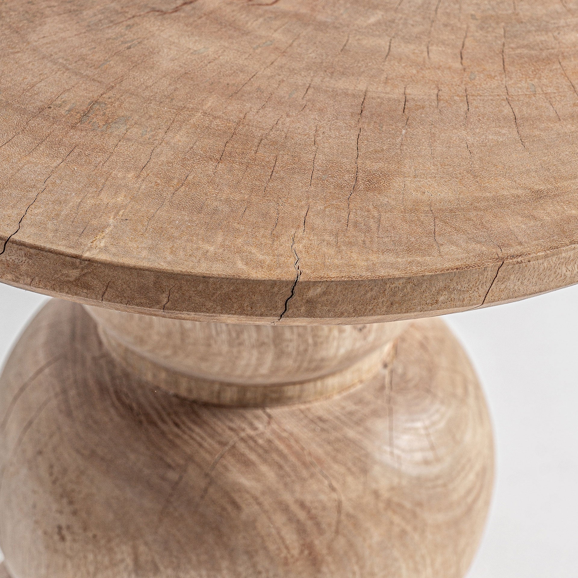Beistelltisch aus braunem Mangoholz im Ethno-Stil, ca. 26x26x40 cm, handgefertigt mit natürlichen Unvollkommenheiten, ideal für Wohn- und Außenbereiche.