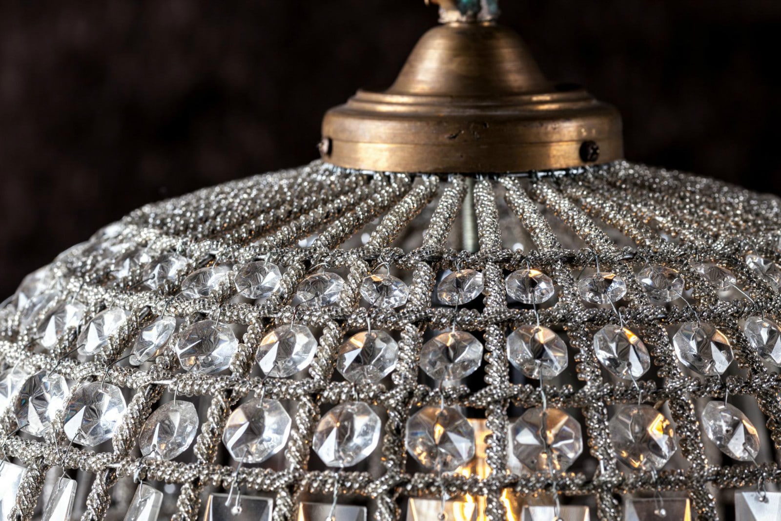Detailansicht des Schirms der Leuchte Éloise, der das sanfte Lichtspiel und die grazilen Designelemente hervorhebt, die für französischen Glamour sorgen