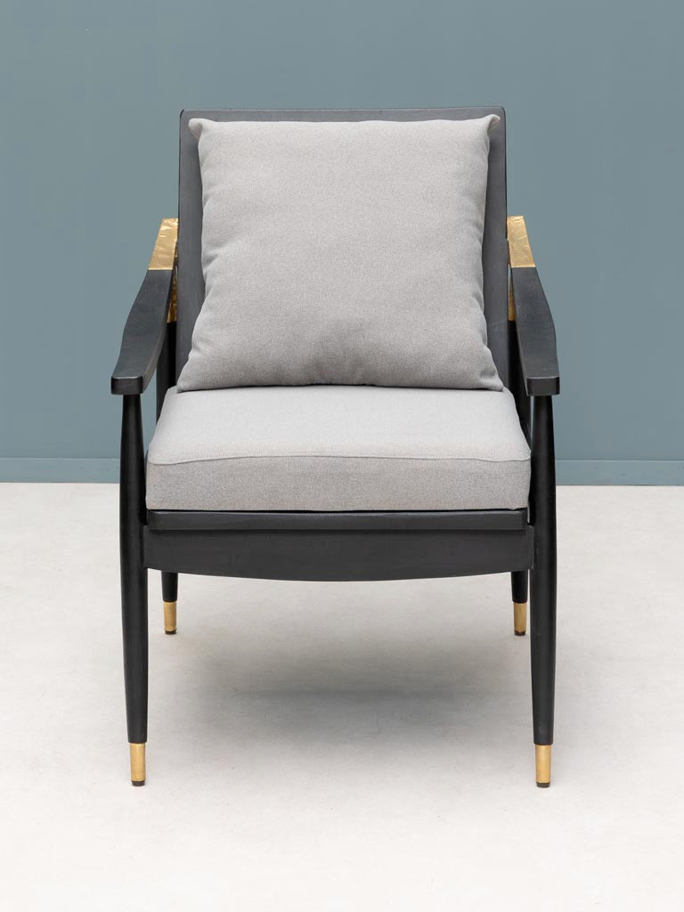 Stilvoller und komfortabler Sessel mit zeitloser Eleganz, ideal für das Wohnzimmer, Essbereich oder als gemütliche Leseecke. Perfekte Mischung aus klassischem Design und Komfort für eine anspruchsvolle Einrichtung