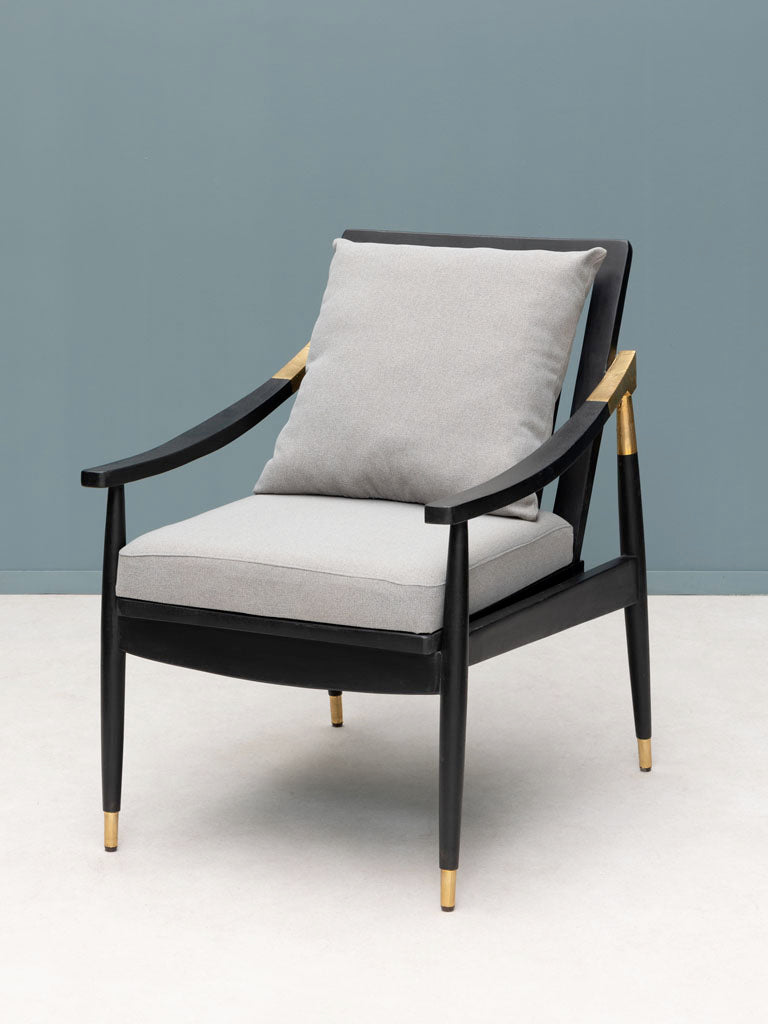 Stilvoller und komfortabler Sessel mit zeitloser Eleganz, ideal für das Wohnzimmer, Essbereich oder als gemütliche Leseecke. Perfekte Mischung aus klassischem Design und Komfort für eine anspruchsvolle Einrichtung