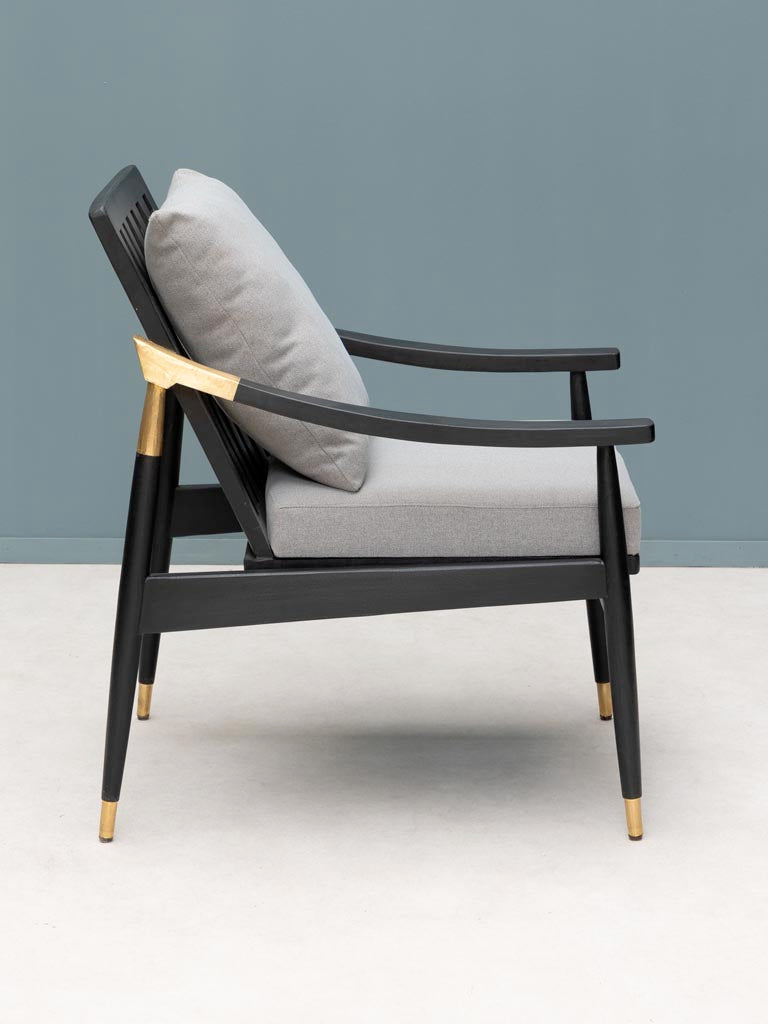 Stilvoller und komfortabler Sessel mit zeitloser Eleganz, ideal für das Wohnzimmer, Essbereich oder als gemütliche Leseecke. Perfekte Mischung aus klassischem Design und Komfort für eine anspruchsvolle Einrichtung