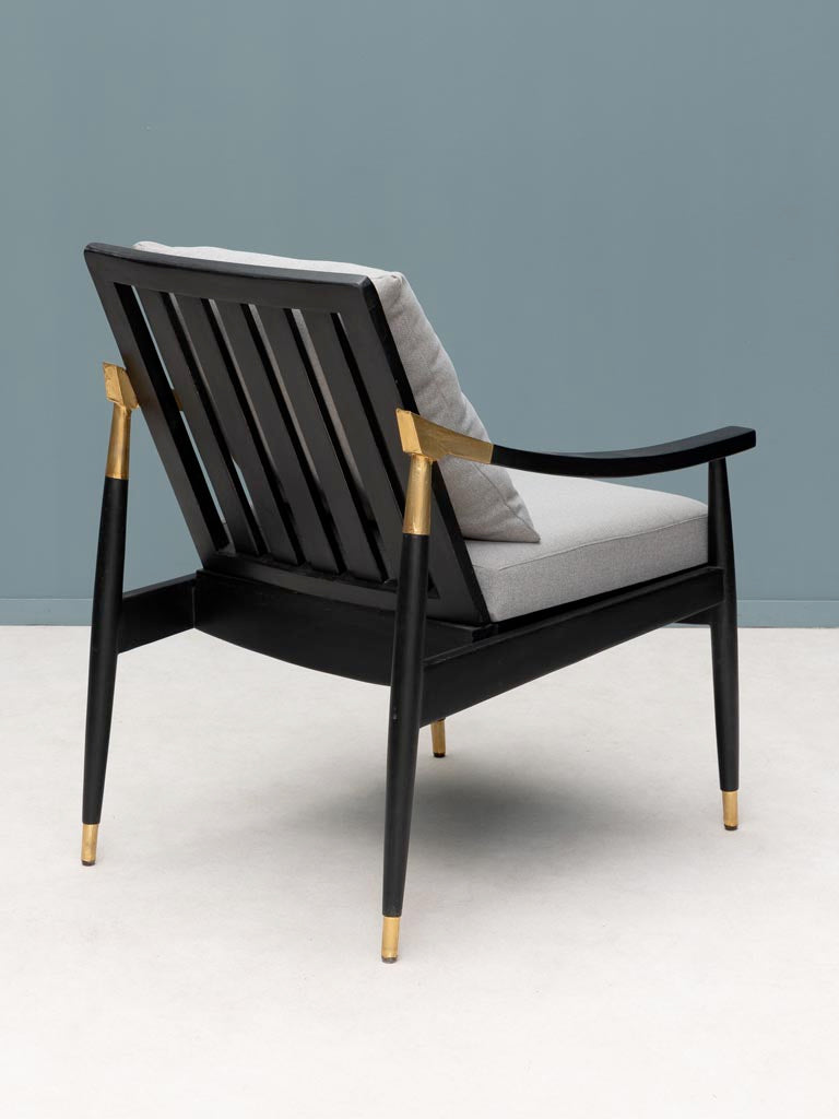 Stilvoller und komfortabler Sessel mit zeitloser Eleganz, ideal für das Wohnzimmer, Essbereich oder als gemütliche Leseecke. Perfekte Mischung aus klassischem Design und Komfort für eine anspruchsvolle Einrichtung