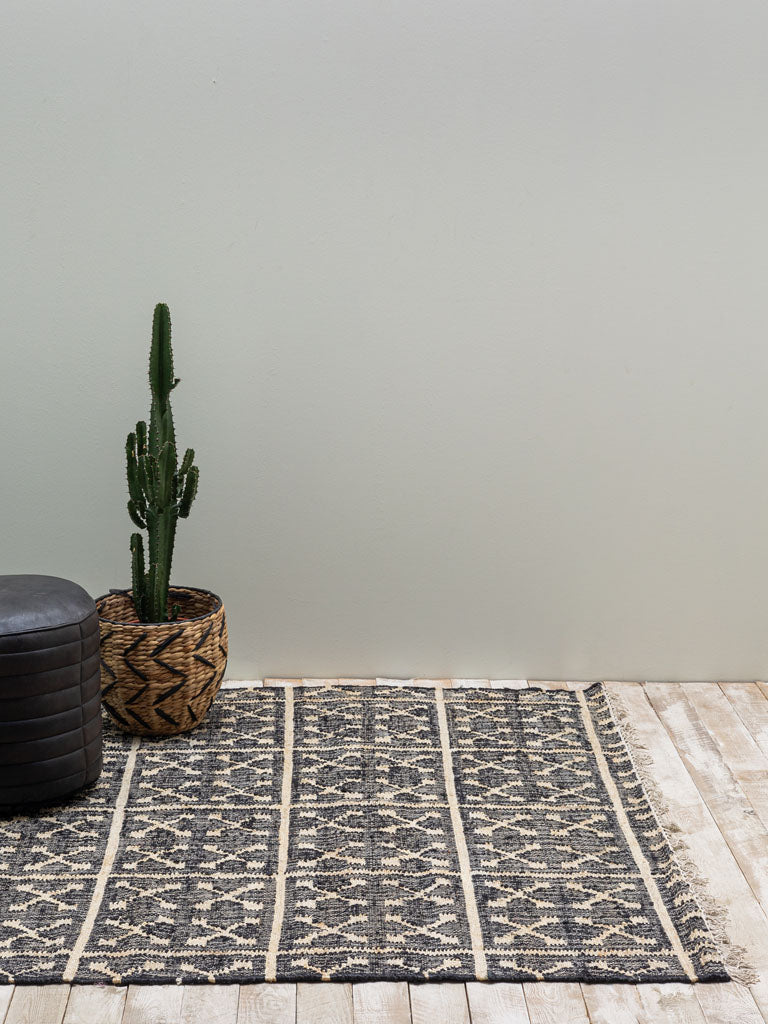 Teppich Fernando, 180x230 cm, ideal für das Wohnzimmer. Der braun-weiß gemusterte Sisal-Teppich verleiht dem Raum eine einzigartige Note und wird zum stilvollen Mittelpunkt unter dem Couchtisch oder Lieblingsstuhl