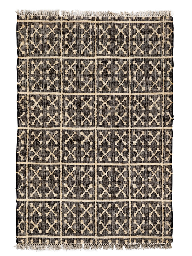 Teppich Fernando, 180x230 cm, aus Sisal in Braun und Weiß gemustert. Mit seinem gewebten Muster und dem stilvollen Design fügt sich Fernando nahtlos in dein Zuhause ein und setzt stilvolle Akzente im Wohnzimmer, unter dem Couchtisch oder als Bettvorleger.