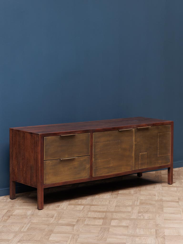 Stilvolles Sideboard mit wildem Charme, ideal für Platzierung unter dem Fernseher oder im Wohnzimmer. Perfekt als Stauraum und Akzentstück für moderne und wohnliche Einrichtungen