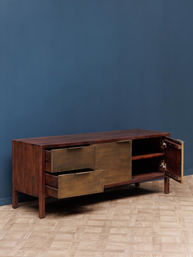 Stilvolles Sideboard mit wildem Charme, ideal für Platzierung unter dem Fernseher oder im Wohnzimmer. Perfekt als Stauraum und Akzentstück für moderne und wohnliche Einrichtungen