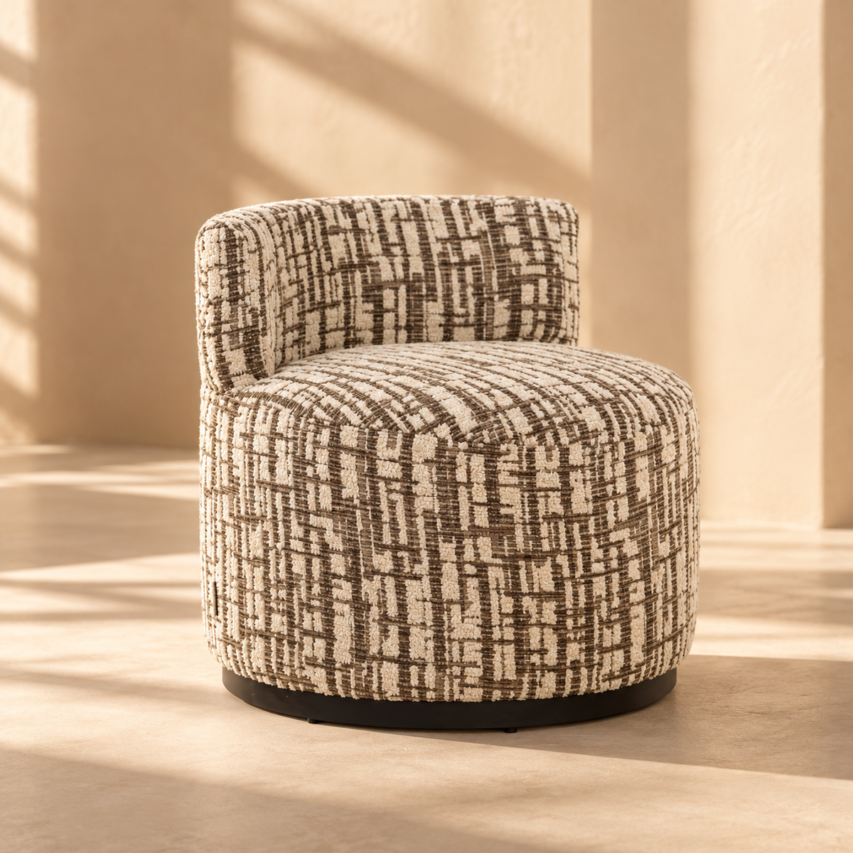 Sessel Fran mit cremefarbener Polsterung und braunem grafischem Muster im cleanen, warmen Interior-Boutique-Studio.