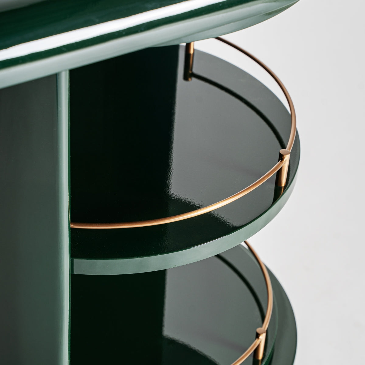 Sideboard im Art-Deco-Stil aus grünem MDF-Holz mit goldfarbenen Edelstahl-Details, 180x45x76 cm, für Wohnzimmer oder Essbereich.