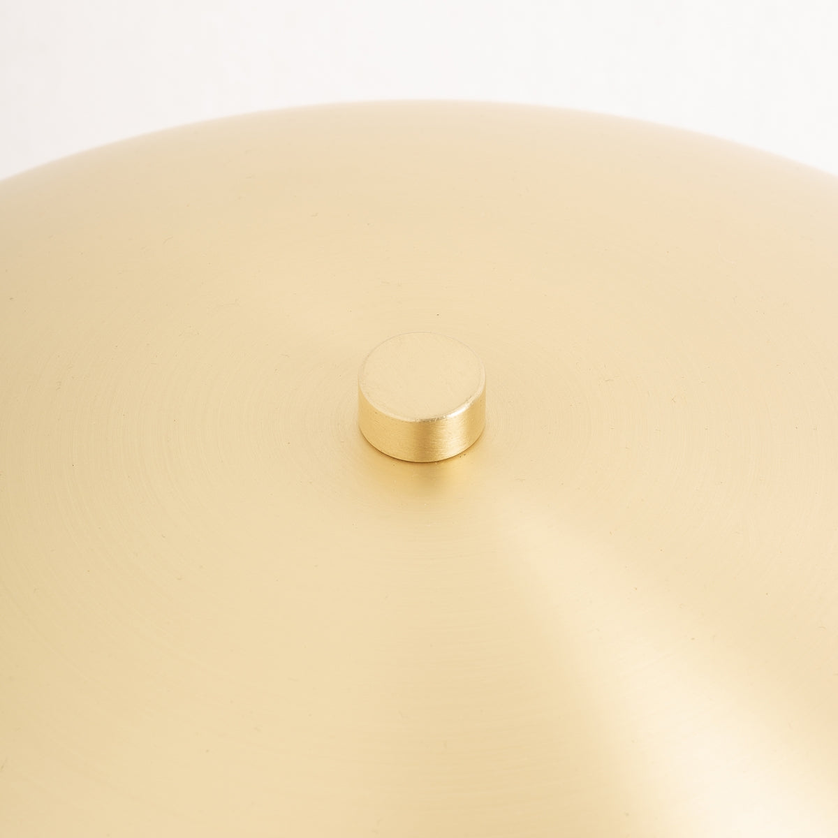 Tischlampe Lotte im Art-Deco-Stil aus goldfarbenem Eisen, elegante Beleuchtung für Wohn- und Schlafräume.