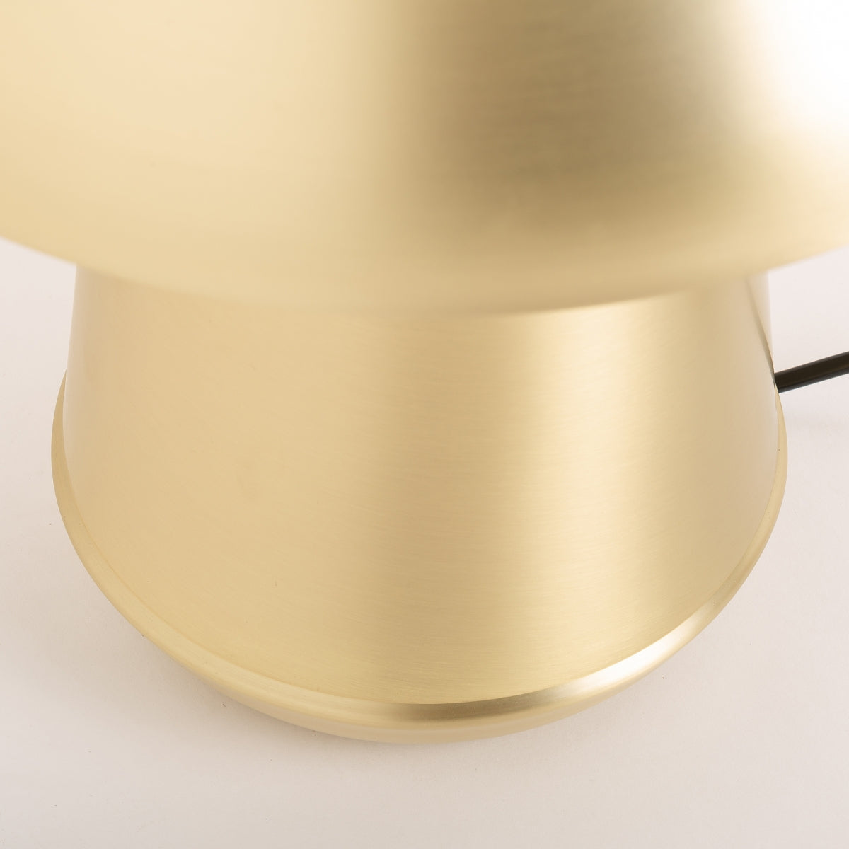 Tischlampe Lotte im Art-Deco-Stil aus goldfarbenem Eisen, elegante Beleuchtung für Wohn- und Schlafräume.