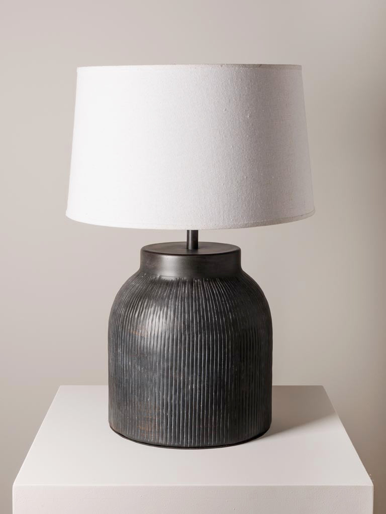 Moderne Tischleuchte mit geriffeltem Aluminiumkörper und Leinen-Schirm, 40 cm Durchmesser, 58 cm hoch. Perfekt für Wohnzimmer, Schlafzimmer oder Flur.
