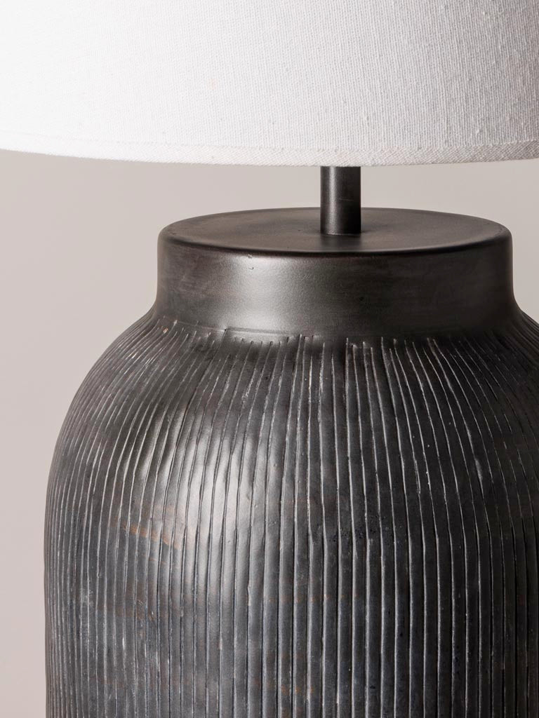 Moderne Tischleuchte mit geriffeltem Aluminiumkörper und Leinen-Schirm, 40 cm Durchmesser, 58 cm hoch. Perfekt für Wohnzimmer, Schlafzimmer oder Flur.