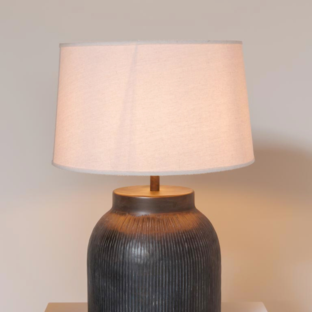 Moderne Tischleuchte mit geriffeltem Aluminiumkörper und Leinen-Schirm, 40 cm Durchmesser, 58 cm hoch. Perfekt für Wohnzimmer, Schlafzimmer oder Flur.