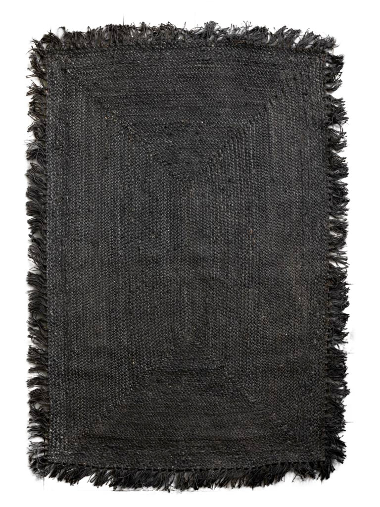 Noah Teppich, 120x180 cm, aus Hanf in Schwarz. Mit seiner robusten, strapazierfähigen Textur und dem fransigen Look bringt Noah natürlichen Charme und Wärme in jeden Raum. Ideal für Flure, Kücheninseln oder Schlafzimmer, sorgt er für ein gemütliches Ambiente.