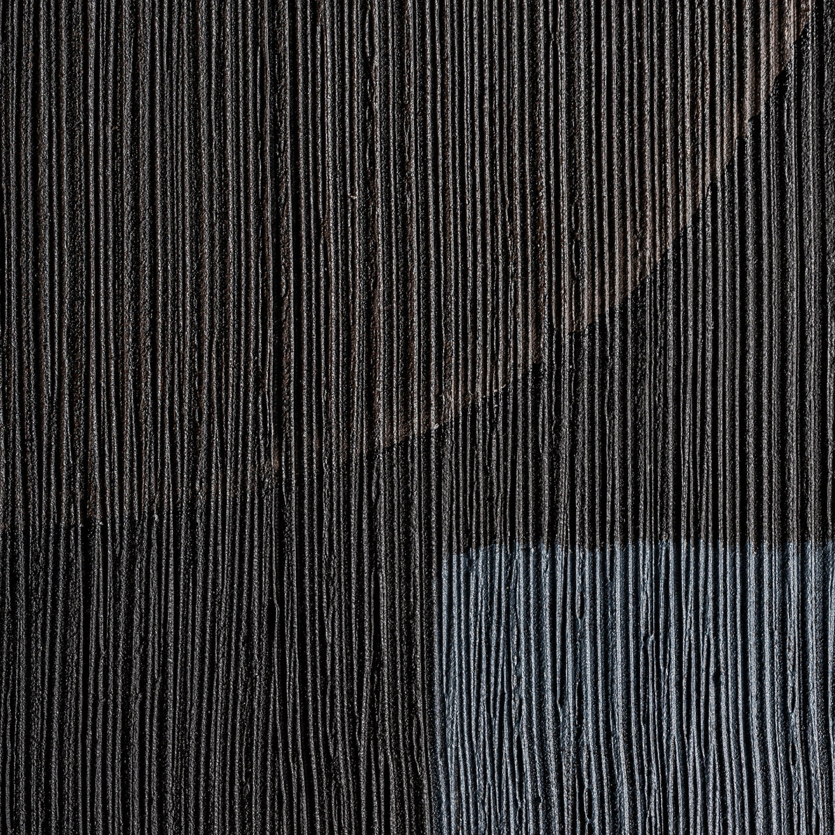 Großformatiges Leinwandbild in Blautönen mit schwarzem Holzrahmen, 120x120 cm, moderne Wandkunst im urbanen Stil