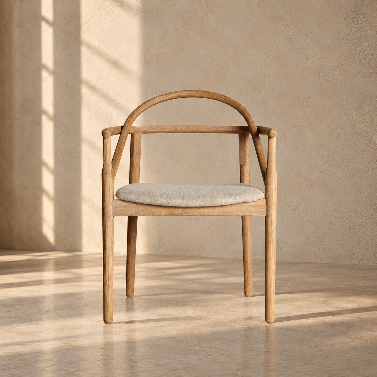 Stuhl Theodor aus hellem Holz mit geschwungener Rückenlehne und heller Sitzpolsterung im warmen, minimalistischen Interior Boutique Studio-Setting