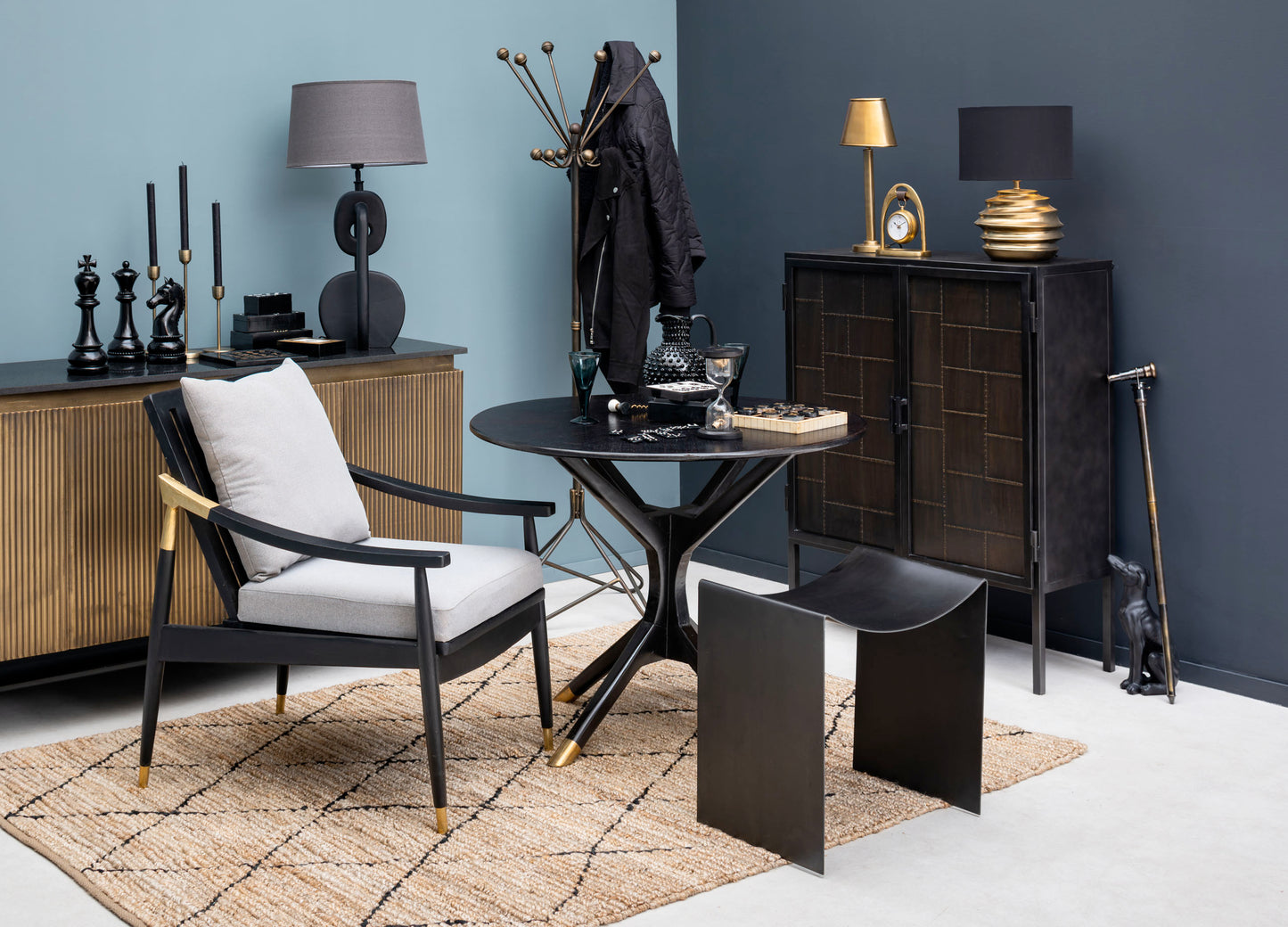 Stabiles Sideboard mit metallischen Akzenten und zarten Mustern, ideal für Eingangsbereich oder Wohnzimmer, vereint Stil und Funktionalität für moderne Einrichtungen