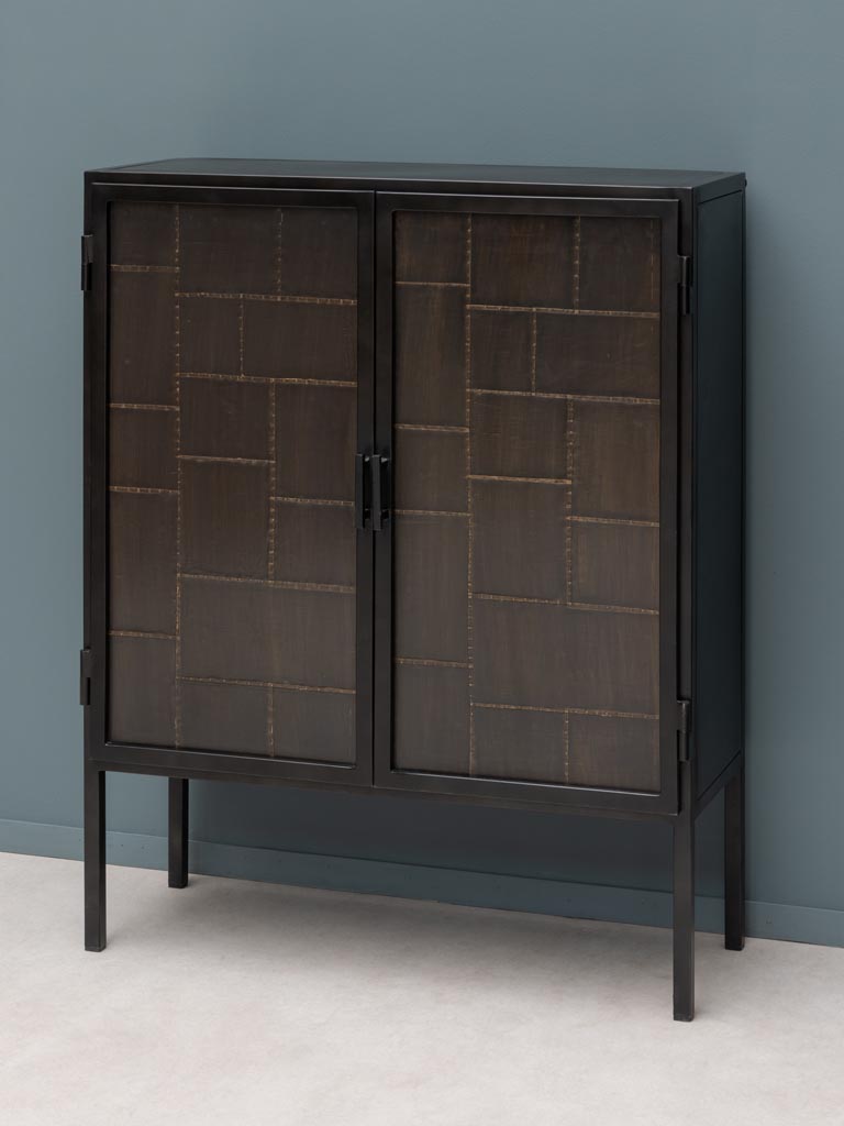 Stabiles Sideboard mit metallischen Akzenten und zarten Mustern, ideal für Eingangsbereich oder Wohnzimmer, vereint Stil und Funktionalität für moderne Einrichtungen