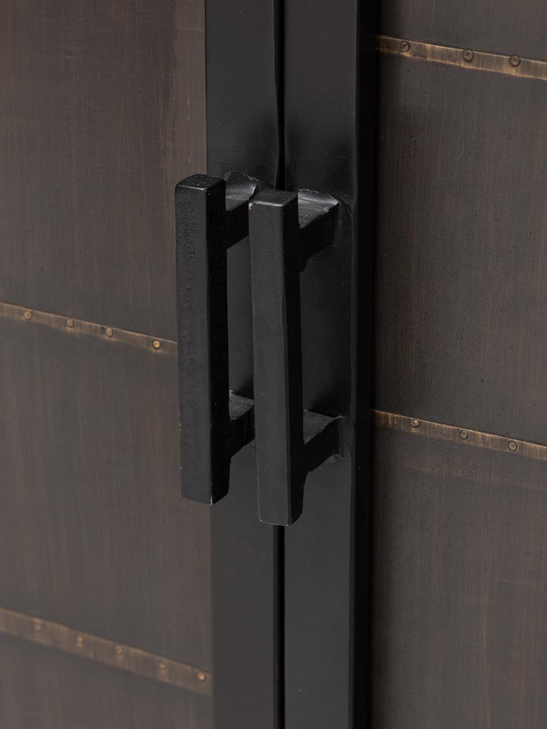 Stabiles Sideboard mit metallischen Akzenten und zarten Mustern, ideal für Eingangsbereich oder Wohnzimmer, vereint Stil und Funktionalität für moderne Einrichtungen
