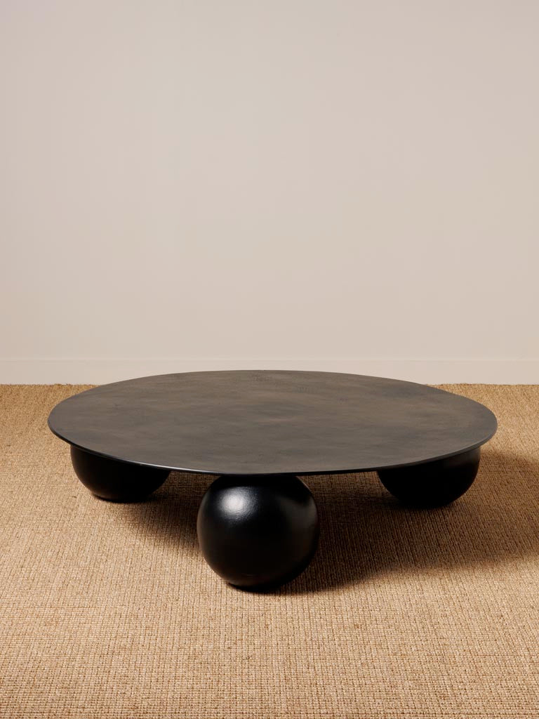 Runder Beistelltisch ohne Ecken und Kanten, ideal für Wohnzimmer oder Leseecke. Elegant und verspielt zugleich, fügt sich harmonisch in moderne und gemütliche Einrichtungsstile ein.
