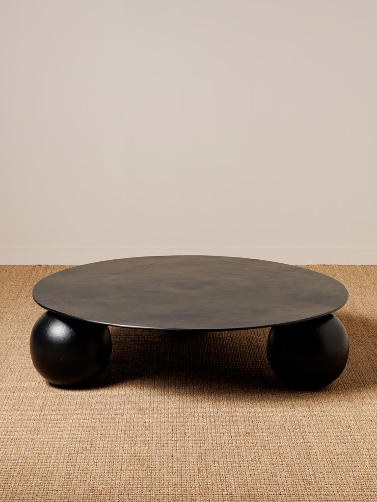 Runder Beistelltisch ohne Ecken und Kanten, ideal für Wohnzimmer oder Leseecke. Elegant und verspielt zugleich, fügt sich harmonisch in moderne und gemütliche Einrichtungsstile ein.