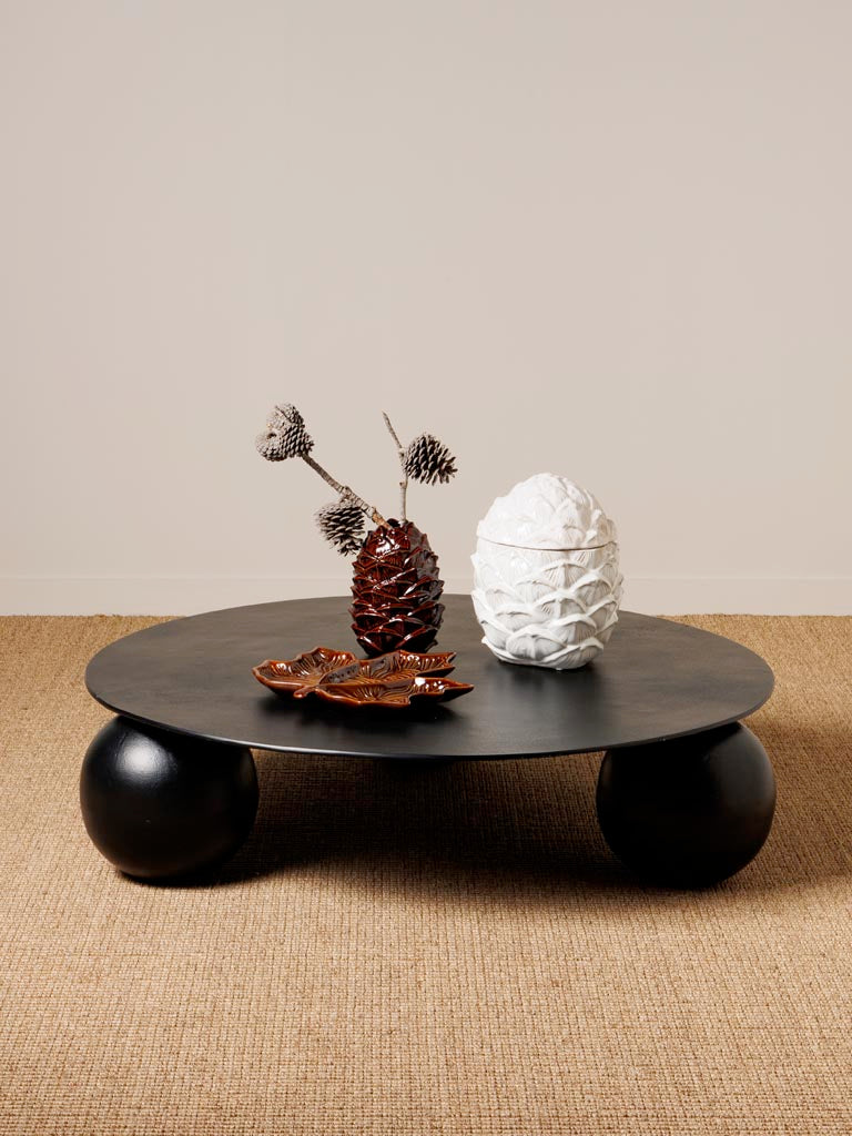 Runder Beistelltisch ohne Ecken und Kanten, ideal für Wohnzimmer oder Leseecke. Elegant und verspielt zugleich, fügt sich harmonisch in moderne und gemütliche Einrichtungsstile ein.
