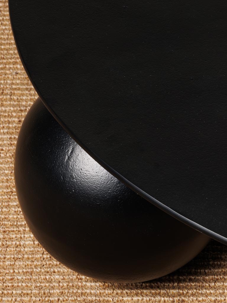 Runder Beistelltisch ohne Ecken und Kanten, ideal für Wohnzimmer oder Leseecke. Elegant und verspielt zugleich, fügt sich harmonisch in moderne und gemütliche Einrichtungsstile ein.