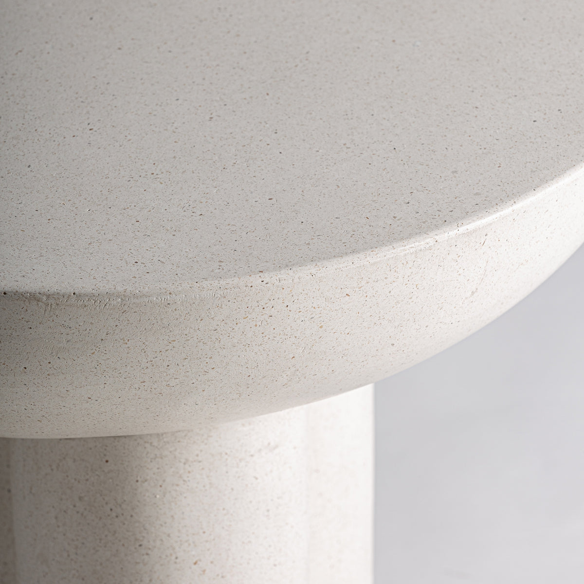 Artur – skulpturaler Beistelltisch aus Terrazzo im Contemporary-Stil