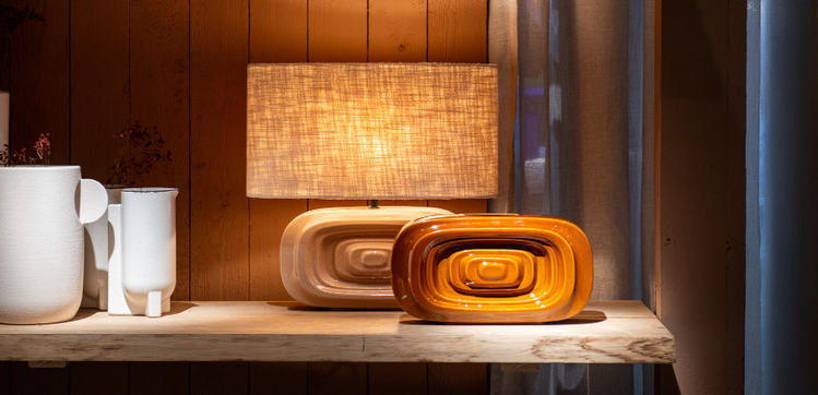 Hängeleuchten und Tischlampen aus Metall, Opalglas und natürlichen Materialien, die warmes Licht und Stil in dein Zuhause bringen, sowie moderne Wandleuchten aus Messing