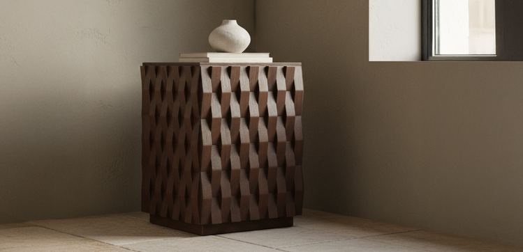 Elegante Couchtische und Beistelltische aus Holz, Marmor und Glas in einem modernen Wohnzimmer, perfekt für stilvolle Akzente
